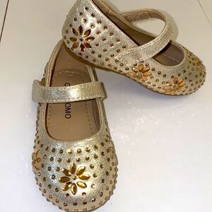 Toddler girls Otter Momo soft gold beaded shoes. Velcro closure.Size 6 NWT